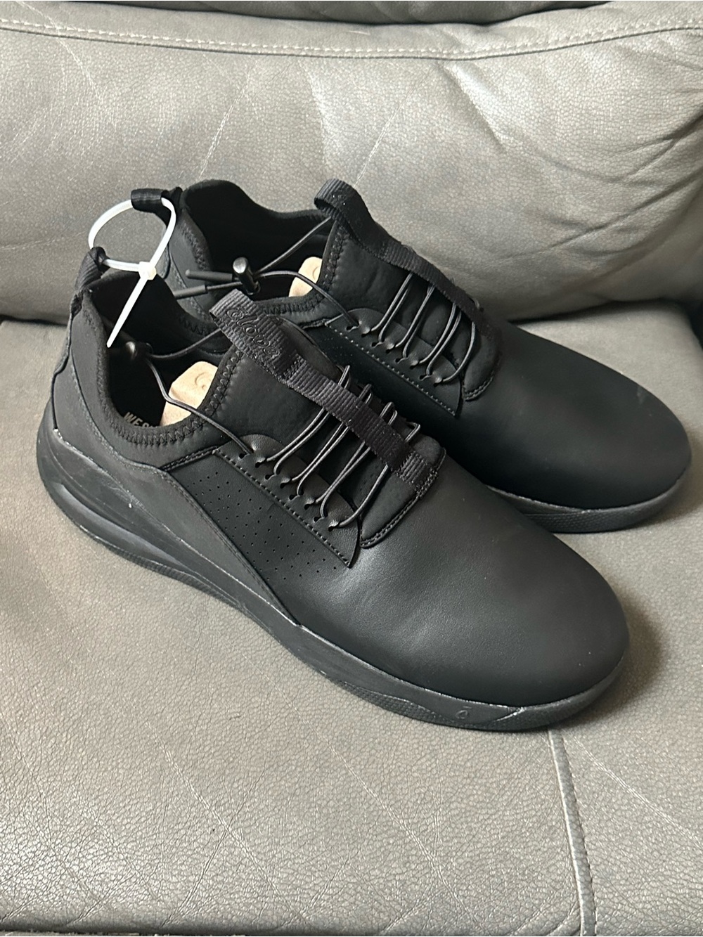 Clove Classic Nursing Shoes in all black